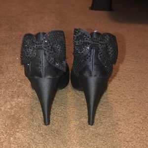 Basically new black heels with bow